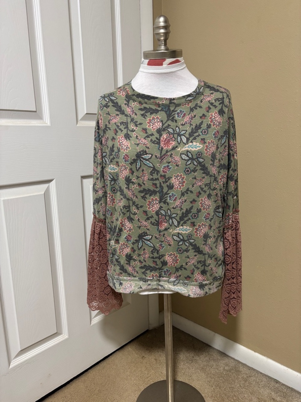Floral Lace-Sleeve Long-Sleeve Top in Olive and Dusty Rose